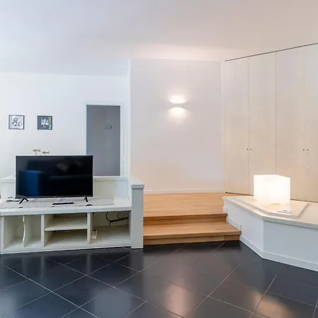 Sea View Flat W/ Balconies Near The Beach!
