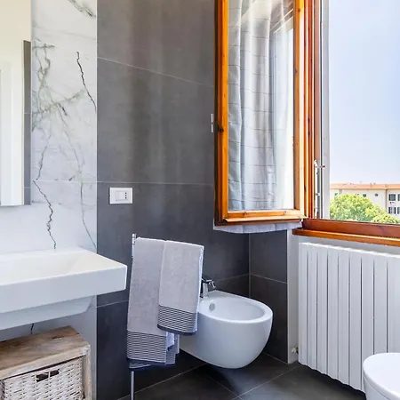 Guesthost - Sea View Flat With Balconies Near The