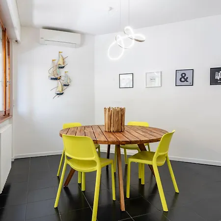 Sea View Flat W/ Balconies Near The Beach! Apartment *